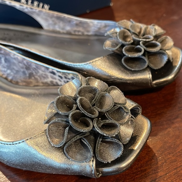 Anne Klein iflex Womens Sling Back Shoes With Flower Kitten Heel Silver Size - Picture 2 of 4